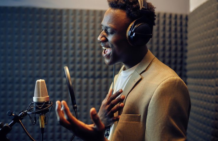 9O4LBCtZ-p5uOIqUq-male-singer-sings-a-song-recording-studio-2022-02-01-22-35-56-utc-1